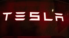 Φορτιστής ηλεκτρικού οχήματος της Tesla σε σταθμό φόρτισης, Τετάρτη 15 Απριλίου 2026, στο Πόρτλαντ του Όρεγκον.