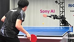 Ρομπότ πινγκ πονγκ της Sony επιστρέφει την μπάλα στον ανθρώπινο αντίπαλό του, Ακίτο Σαέκι, σε αγώνα στο Τόκιο, τον Δεκέμβριο 2025.