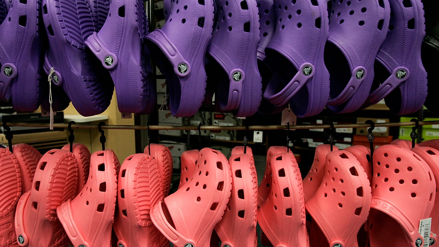 Los zapatos Crocs estuvieron en exhibición en Brown's Shoe Fit Co., el miércoles 10 de mayo de 2006, en Newton, Iowa.