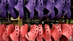 Los zapatos Crocs estuvieron en exhibición en Brown's Shoe Fit Co., el miércoles 10 de mayo de 2006, en Newton, Iowa.
