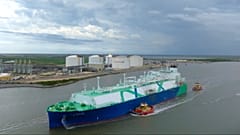 Ένα πλοίο LNG αναχωρεί από τον τερματικό σταθμό Golden Pass στο Τέξας για την πρώτη του εξαγωγική αποστολή.