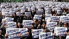 Μέλη του συνδικάτου της Samsung Electronics υψώνουν κάρτες σε συγκέντρωση ζητώντας υψηλότερα μπόνους στο εργοστάσιο μικροτσίπ στην Πιονγκτέκ, Νότια Κορέα