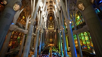 PHOTO D'ARCHIVES - Des fidèles assistent à une messe dans la basilique de la Sagrada Familia, à Barcelone, en Catalogne, en Espagne, en juillet 2023.