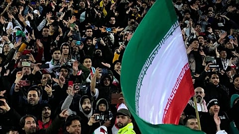 I tifosi iraniani festeggiano dopo che la loro squadra si è qualificata per la Coppa del Mondo di calcio 2026 vincendo una partita di calcio tra Iran e Uzbekistan a Teheran, 25 marzo 2025.