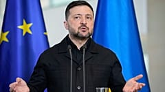 الرئيس الأوكراني فولوديمير زيلينسكي يتحدث إلى وسائل الإعلام خلال مؤتمر صحفي على هامش المشاورات الحكومية الألمانية الأوكرانية في برلين، ألمانيا، الثلاثاء 14 أبريل/نيسان 2026.