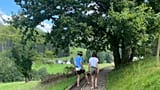 In questa foto fornita da Katherine Hunt, i suoi figli camminano scalzi al Park for All Senses (Park Mit Allen Sinnen), l'8 agosto 2024 a Gutach, in Germania.