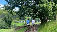 Auf diesem von Katherine Hunt bereitgestellten Foto laufen ihre Kinder am achten August 2024 barfuß durch den „Park mit allen Sinnen“ in Gutach, Deutschland.