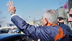 رضا پهلوی پس از آنکه پس از یک کنفرانس خبری در برلین، آلمان، پنجشنبه ۲۳ آوریل ۲۰۲۶ با مایع قرمز رنگی مورد حمله قرار گرفت.