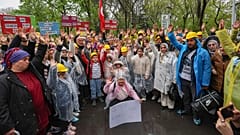 Özgür Özel, 23 Nisan'ı grev alanında geçiren madenci çocuklarının fotoğrafını yayımladı.