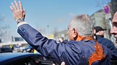 Iran's Reza Pahlavi, exiled son of Shah Reza Pahlavi, waves to supporters after he was attacked with a red fluid following a news conference in Berlin, 23 April, 2026