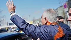 İran'ın sürgündeki Veliaht Prensi Rıza Pehlevi'ye Berlin'deki basın toplantısı sırasında 'domates sosu' fırlatıldı, 23 Nisan 2026.
