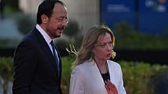 La presidente del Consiglio italiana Giorgia Meloni arriva al vertice dell’Ue ad Ayia Napa con il leader cipriota Nikos Christodoulides (23 aprile 2026)