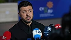 أدلى الرئيس الأوكراني فولوديمير زيلينسكي بتصريحات لدى وصوله إلى قمة الاتحاد الأوروبي في أيا نابا، قبرص، يوم الخميس 23 أبريل/نيسان 2026. (صورة من وكالة أسوشيتد برس/بيتروس كاراد