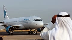 جل كويتي  يلتقط صور لطائرة إيرباص A-320 التابعة لشركة طيران الجزيرة أثناء توجهها نحو بوابات المغادرة في مطار الكويت الدولي يوم الأحد. 30 أكتوبر 2005. 