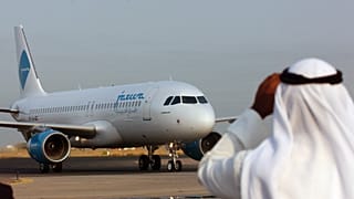 جل كويتي  يلتقط صور لطائرة إيرباص A-320 التابعة لشركة طيران الجزيرة أثناء توجهها نحو بوابات المغادرة في مطار الكويت الدولي يوم الأحد. 30 أكتوبر 2005. 