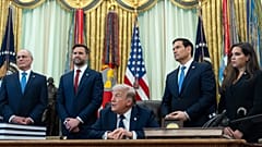 Der israelische und die libanesische Botschafterin in den USA, Yechiel Leiter und Nada Hamadeh Moawad, beim US-Präsidenten im Oval Office. Washington, 23. April 2026