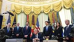Az amerikai elnök újságíróknak nyilatkozik az izraeli és a libanoni amerikai nagykövettel folytatott tárgyalása után Washingtonban 2026. április 23-án 
