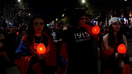 À Erevan, une marche aux flambeaux rend hommage aux victimes du génocide arménien
