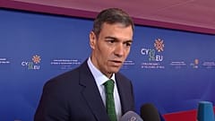 Sánchez atiende a los medios a su llegada a la reunión informal de líderes europeos en Nicosia, 24 de abril de 2026