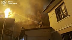 In Odessa kämpfen Feuerwehrleute am Morgen gegen einen Brand, der nach einem nächtlichen russischen Angriff auf die Schwarzmeerstadt ausgebrochen ist.