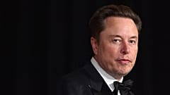 ARCHIV: Elon Musk trifft am 13. April 2024 zur zehnten Breakthrough-Prize-Gala im Academy Museum of Motion Pictures in Los Angeles ein.