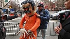 Un manifestante arrastra una efigie del expresidente venezolano Nicolás Maduro en Manhattan, antes de una audiencia preliminar en el caso de narcotráfico