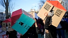Göstericiler, Portekiz’deki konut krizine karşı düzenlenen protestoda başlarına kartondan yapılmış evler giydi. Lizbon, Cumartesi, 27 Ocak 2024.