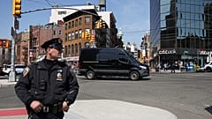 FILE: Nicolas Maduro volt venezuelai elnököt szállító autókonvoj távozik a manhattani szövetségi bíróságról a tárgyalás előtti meghallgatás után New Yorkban, 2026. március 26.