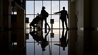 يتم توجيه المسافر إلى نقطة تفتيش أمنية