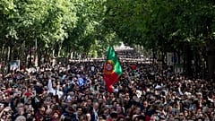 Miles de personas desfilan por la principal avenida Liberdade de Lisboa para celebrar el quincuagésimo aniversario de la Revolución de los Claveles, el 25 de abril de 2024.