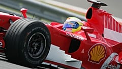 ARŞİV: Ferrari’nin Brezilyalı Formula 1 pilotu Felipe Massa, 26 Ağustos 2006 Cumartesi günü İstanbul Park pistindeki üçüncü antrenman seansında virajı alırken.