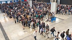 Migranten stehen in der Schlange vor dem Bürgeramt, um die Papiere für die spanische Einwanderungsamnestie zu erhalten, 2`1 April 2026.