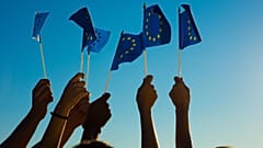Trump-Effekt lockt Industrie mit Steuerrabatten und Deregulierung: Europa ringt um Datenregeln und Chipstrategie zwischen Tempo und Souveränität