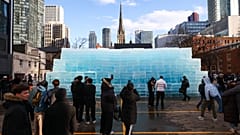 Menschen versammeln sich um Eisklötze auf einem Parkplatz in Toronto. Die Installation wirbt für "ICEMAN", das kommende Album des Rappers Drake.