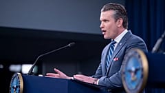 US-Verteidigungsminister Pete Hegseth spricht zu Medienvertretern während einer Pressekonferenz im Pentagon, 16. April 2026 