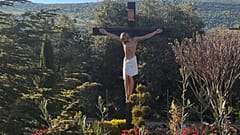 Un nuevo crucifijo enviado por Italia para reemplazar el que fue pintarrajeado la semana pasada por un soldado israelí en el pueblo cristiano de Debel, al sur del Líbano.