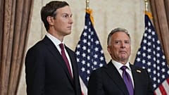 Jared Kushner (po lewej) i Steve Witkoff, specjalny wysłannik ds. misji pokojowych