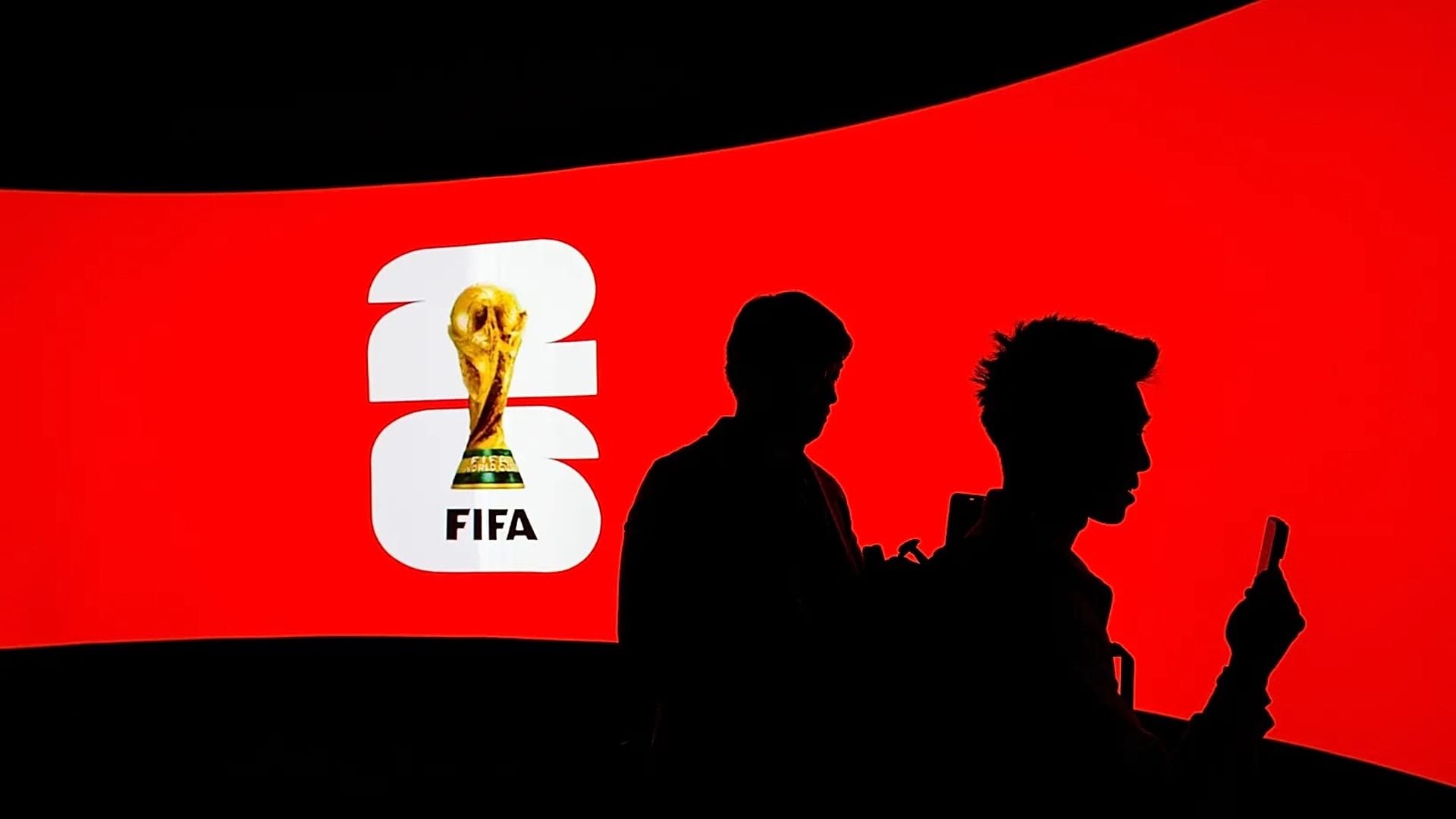 Silhouetten von Menschen vor einer Videoleinwand während der Eröffnung der FIFA World Cup Trophy Tour in Vancouver, 10. April 2026