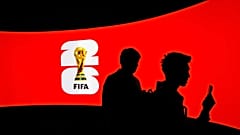 Silhouetten von Menschen vor einer Videoleinwand während der Eröffnung der FIFA World Cup Trophy Tour in Vancouver, 10. April 2026