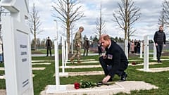Prinz Harry legt Blumen am Grab eines unbekannten ukrainischen Soldaten nieder, der im russisch-ukrainischen Krieg fiel, auf einem Militärfriedhof bei Kyjiw
