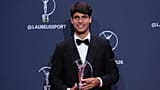 Carlos Alcaraz posa con il premio Laureus World Sportsman of the Year a Madrid, 20 aprile 2026