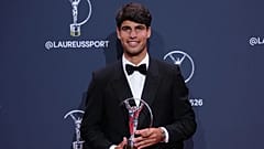 Carlos Alcaraz pose avec son prix Laureus World Sportsman of the Year à Madrid, 20 avril 2026