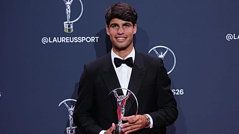 Carlos Alcaraz posa con il premio Laureus World Sportsman of the Year a Madrid, 20 aprile 2026
