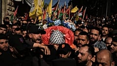 المشيعون يحملون جثمان الفلسطيني عودة عواودة، الذي قتله المستوطنون الإسرائيليون، خلال جنازته في بلدة دير دبوان بالضفة الغربية، الخميس 23 أبريل 2026.