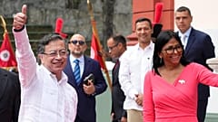 Gustavo Petro, junto a Delcy Rodríguez, saluda a la prensa a su llegada al Palacio de Miraflores en Caracas, Venezuela, el 24 de abril de 2026