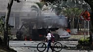 حافلة تحترق بعد انفجار وقع خارج قاعدة عسكرية في كالي، كولومبيا، الجمعة 24 أبريل/نيسان 2026.