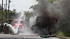 Los bomberos rocían con agua un autobús tras una explosión en las afueras de una base militar en Cali, Colombia, el viernes 24 de abril de 2026.