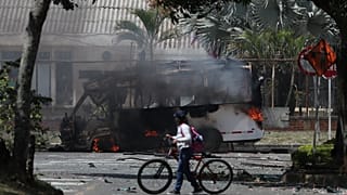 حافلة تحترق بعد انفجار وقع خارج قاعدة عسكرية في كالي، كولومبيا، الجمعة 24 أبريل/نيسان 2026.