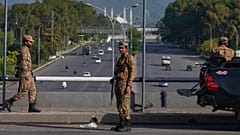 جنود الجيش يقفون للحراسة في جسر علوي للمحادثات الأمريكية والإيرانية، في إسلام أباد، باكستان، السبت 25 أبريل 2026. 