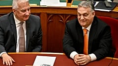 Semlén Zsolt (balra) és Orbán viktor a magyar parlamentben 2024. február 26-án